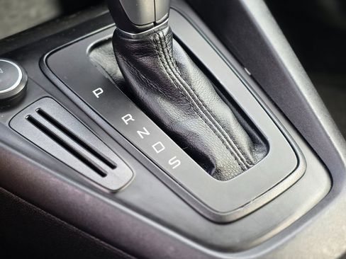 Used 2016 Ford Focus SE w/ SE Sport Package image 40