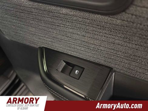 Used 2023 Nissan Rogue SV image 32