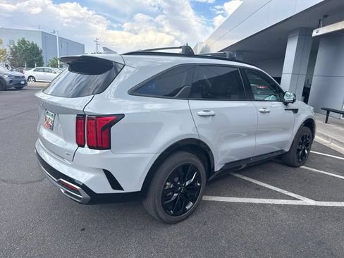 Used 2023 Kia Sorento SX AWD/4WD image 3