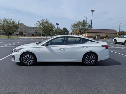Used 2024 Nissan Altima 2.5 SV FWD image 6
