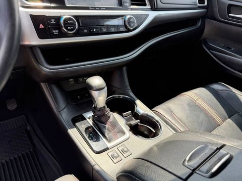 Used 2019 Toyota Highlander SE image 23