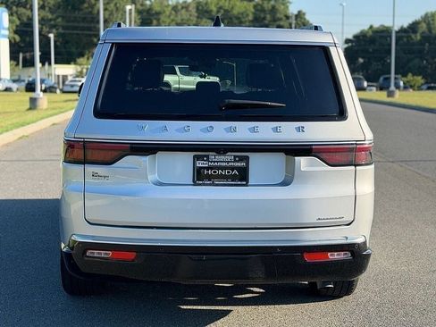 Used 2024 Jeep Wagoneer L Series III w/ Flexible Seating Group AWD/4WD image 5