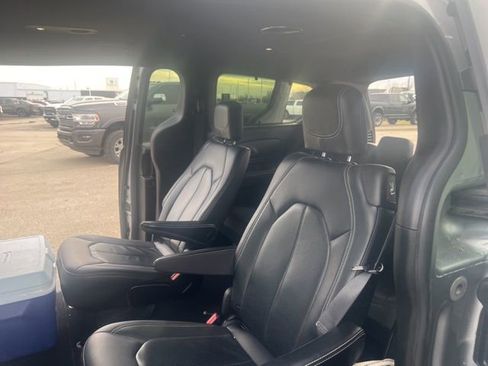 Used 2021 Chrysler Pacifica Touring-L w/ Uconnect Theater Family Group image 4