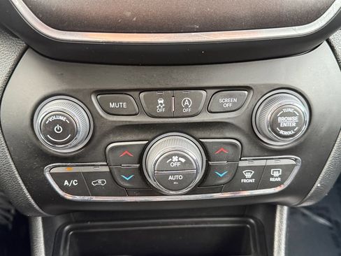 Used 2022 Jeep Cherokee Trailhawk AWD/4WD image 18