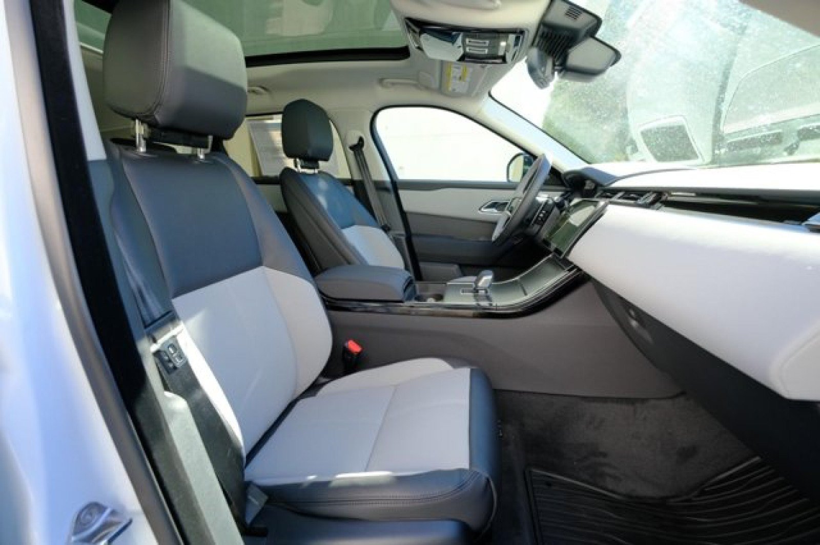 Certified 2025 Land Rover Range Rover Velar Dynamic SE AWD/4WD image 19
