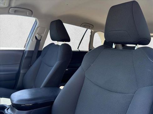 Used 2019 Toyota RAV4 LE FWD image 15