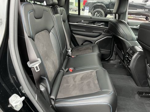 Used 2023 Jeep Grand Cherokee Trailhawk w/ Luxury Tech Group III AWD/4WD image 4