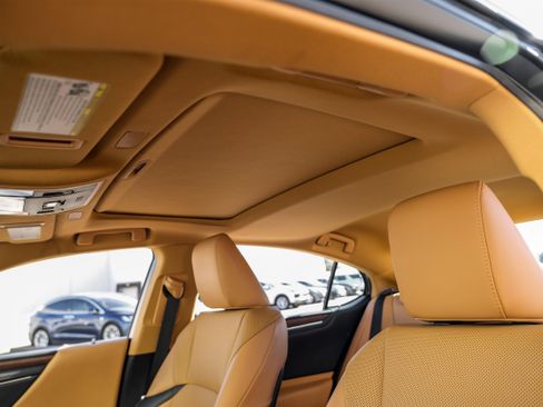 Used 2022 Lexus ES 350 w/ Premium Package image 4