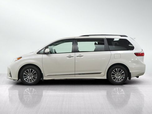 Used 2018 Toyota Sienna XLE w/ XLE Navigation Package FWD image 2