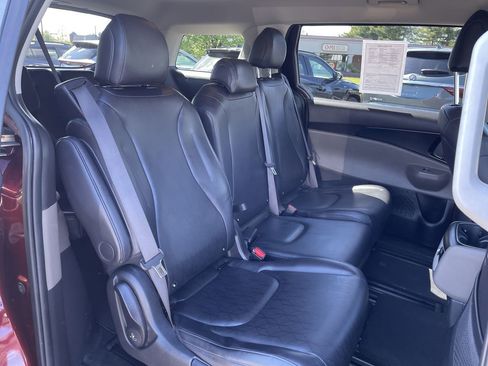 Used 2025 Kia Carnival FWD image 21