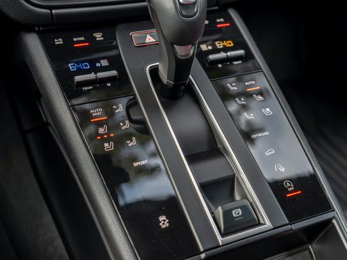 Used 2025 Porsche Macan AWD/4WD image 20