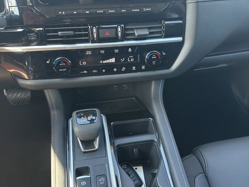 Certified 2025 Nissan Pathfinder SL image 36