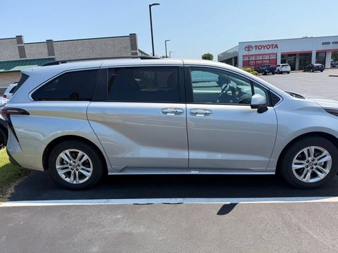 Certified 2025 Toyota Sienna XLE w/ XLE Plus Package AWD/4WD image 4