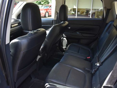 Used 2017 Mitsubishi Outlander SE AWD/4WD image 13