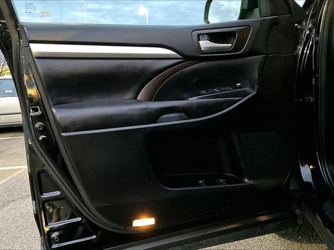 Used 2017 Toyota Highlander XLE image 22