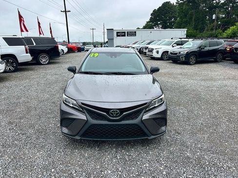Used 2019 Toyota Camry SE w/ Convenience Package FWD image 14