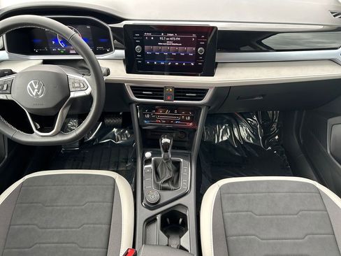 New 2025 Volkswagen Taos SE image 11