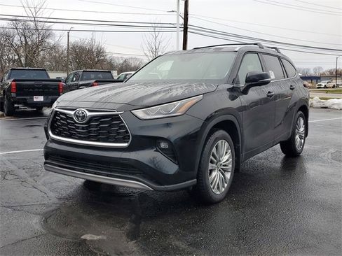 New 2026 Toyota Highlander Platinum image 2