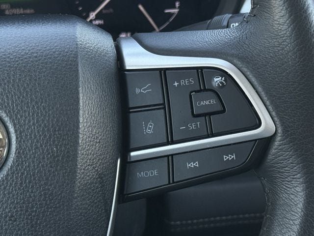 Used 2025 Toyota Sienna XLE FWD image 15