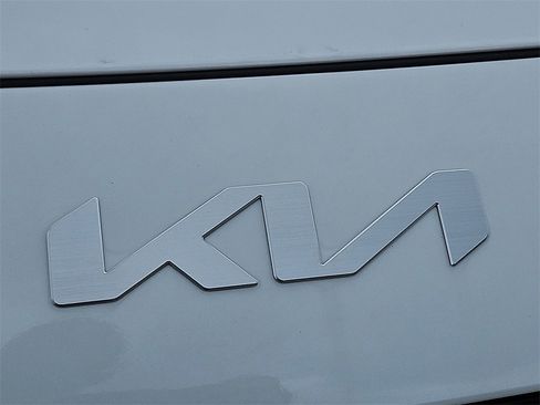 New 2025 Kia Niro EX Touring image 14