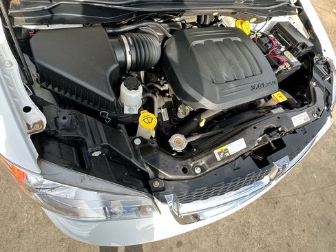 Used 2019 Dodge Grand Caravan SE w/ UConnect Hands-Free Group image 26