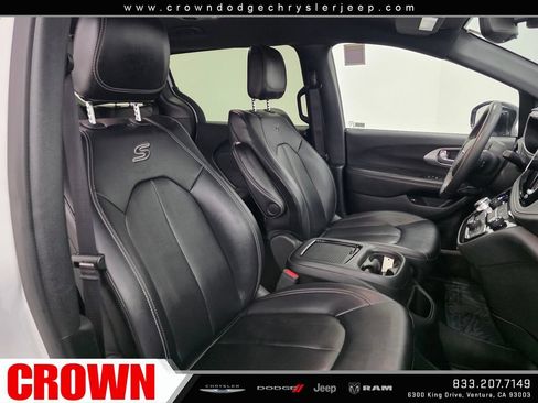 Certified 2024 Chrysler Pacifica Limited FWD image 14