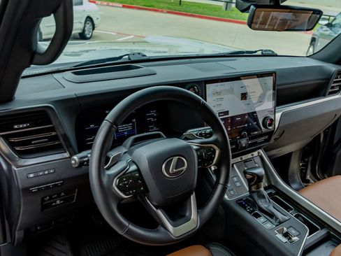 Used 2025 Lexus GX 550 w/ Accessory Package (2T) AWD/4WD image 16