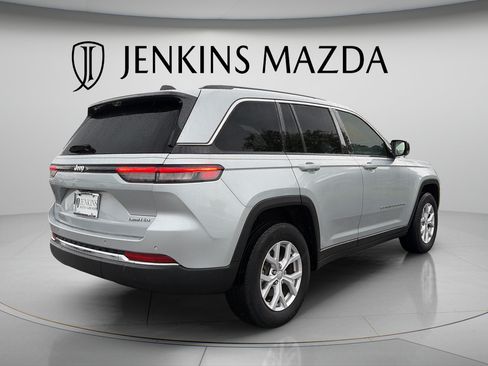 Used 2022 Jeep Grand Cherokee Limited w/ Luxury Tech Group II RWD image 3