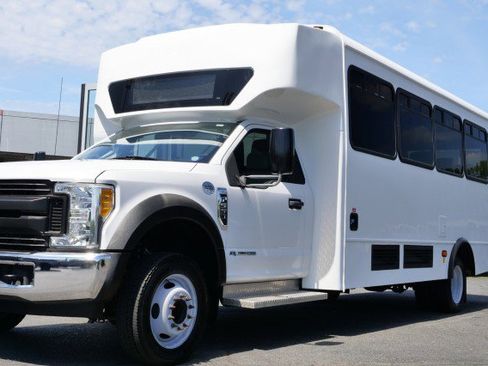 Used 2017 Ford F550 2WD Regular Cab Super Duty image 3