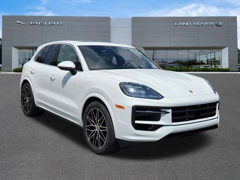 Used 2025 Porsche Cayenne AWD/4WD image 2