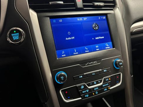 Used 2020 Ford Fusion SE image 12