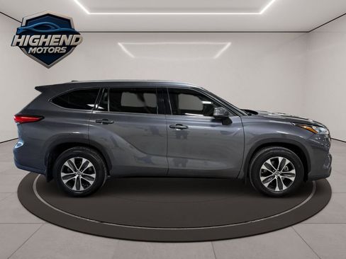 Used 2021 Toyota Highlander XLE AWD/4WD image 7