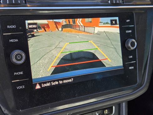 Used 2020 Volkswagen Tiguan SE image 19