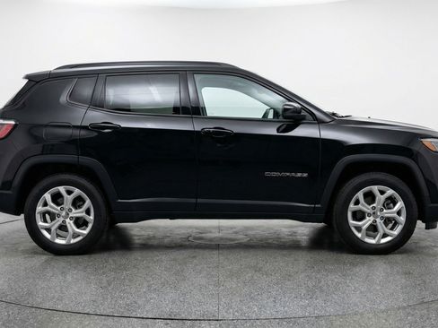Used 2025 Jeep Compass Latitude AWD/4WD image 11