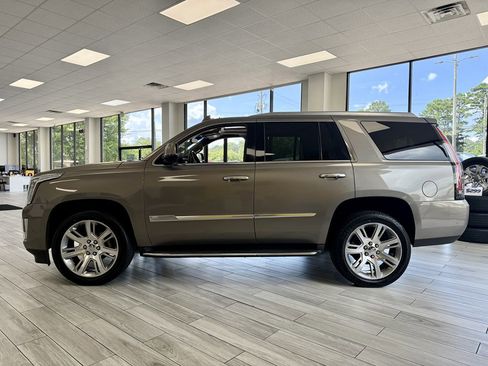 Used 2017 Cadillac Escalade Luxury image 4