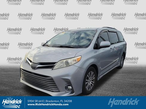 Used 2018 Toyota Sienna XLE w/ XLE Navigation Package FWD image 1