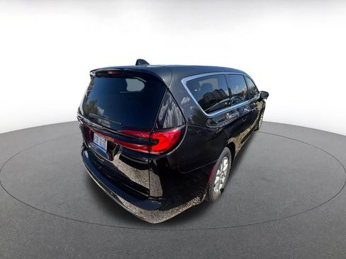 Used 2023 Chrysler Pacifica Touring-L image 7