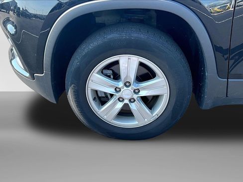 Used 2020 Chevrolet Trax LT w/ Sun & Sound Package AWD/4WD image 3