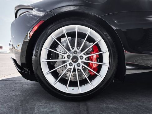 Used 2024 McLaren Artura RWD image 19