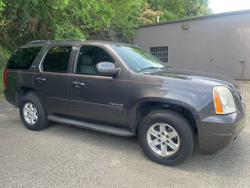 Used 2010 GMC Yukon SLT w/ SLT-2 Equipment Package AWD/4WD image 1