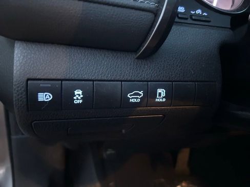 Used 2019 Toyota Camry SE image 18