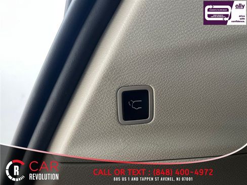 Used 2023 Chrysler Pacifica Touring-L FWD image 9
