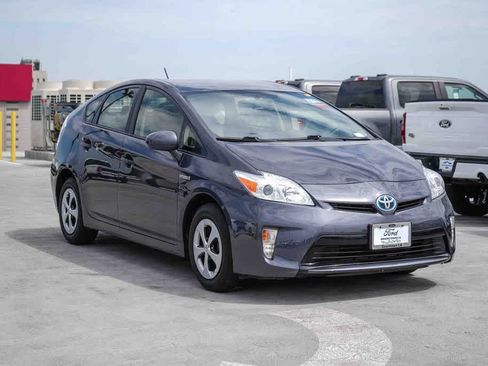 Used 2015 Toyota Prius Two w/ Preferred Accessory Package FWD image 3