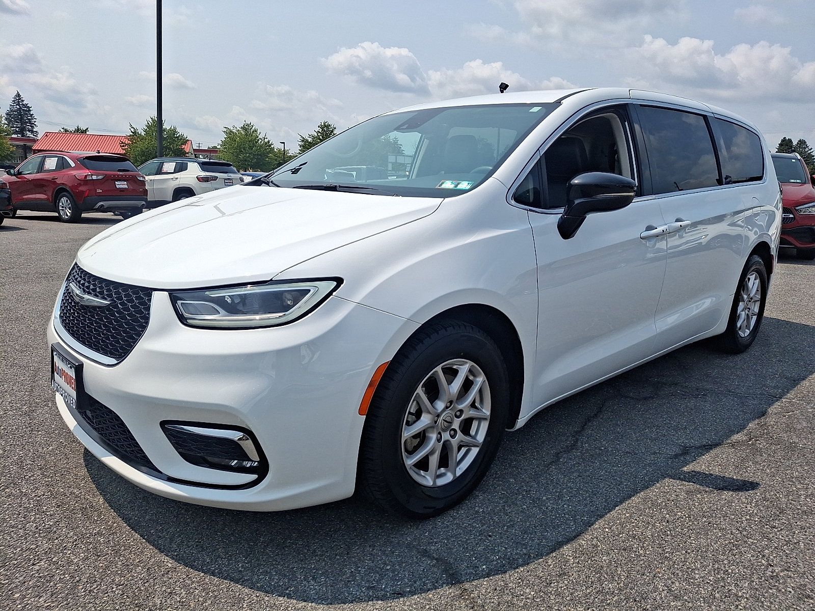 Used 2024 Chrysler Pacifica Touring-L FWD image 3