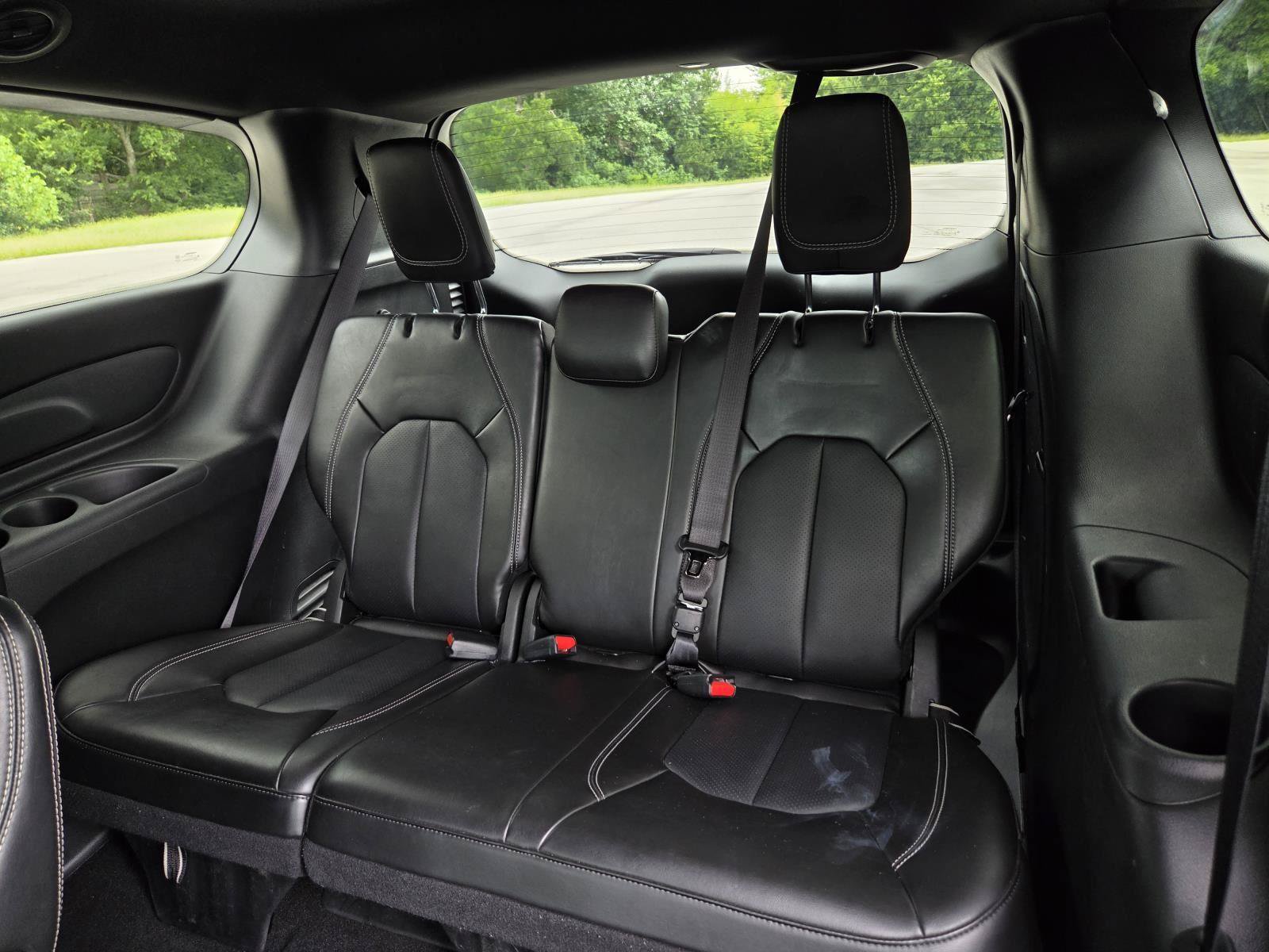 Used 2025 Chrysler Pacifica Select FWD image 32