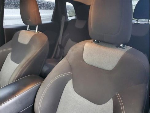 Used 2018 Jeep Cherokee Latitude FWD image 12