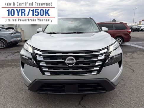 Used 2024 Nissan Rogue SV image 2