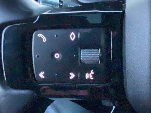 Used 2021 Land Rover Defender 90 X-Dynamic S image 10