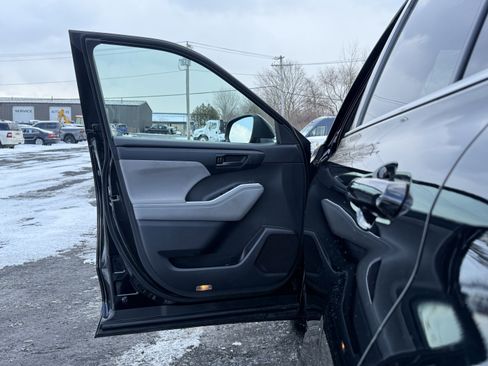 Used 2020 Toyota Highlander LE image 24