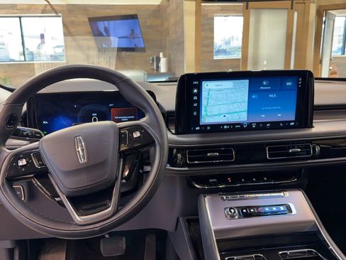 Used 2025 Lincoln Aviator AWD image 11